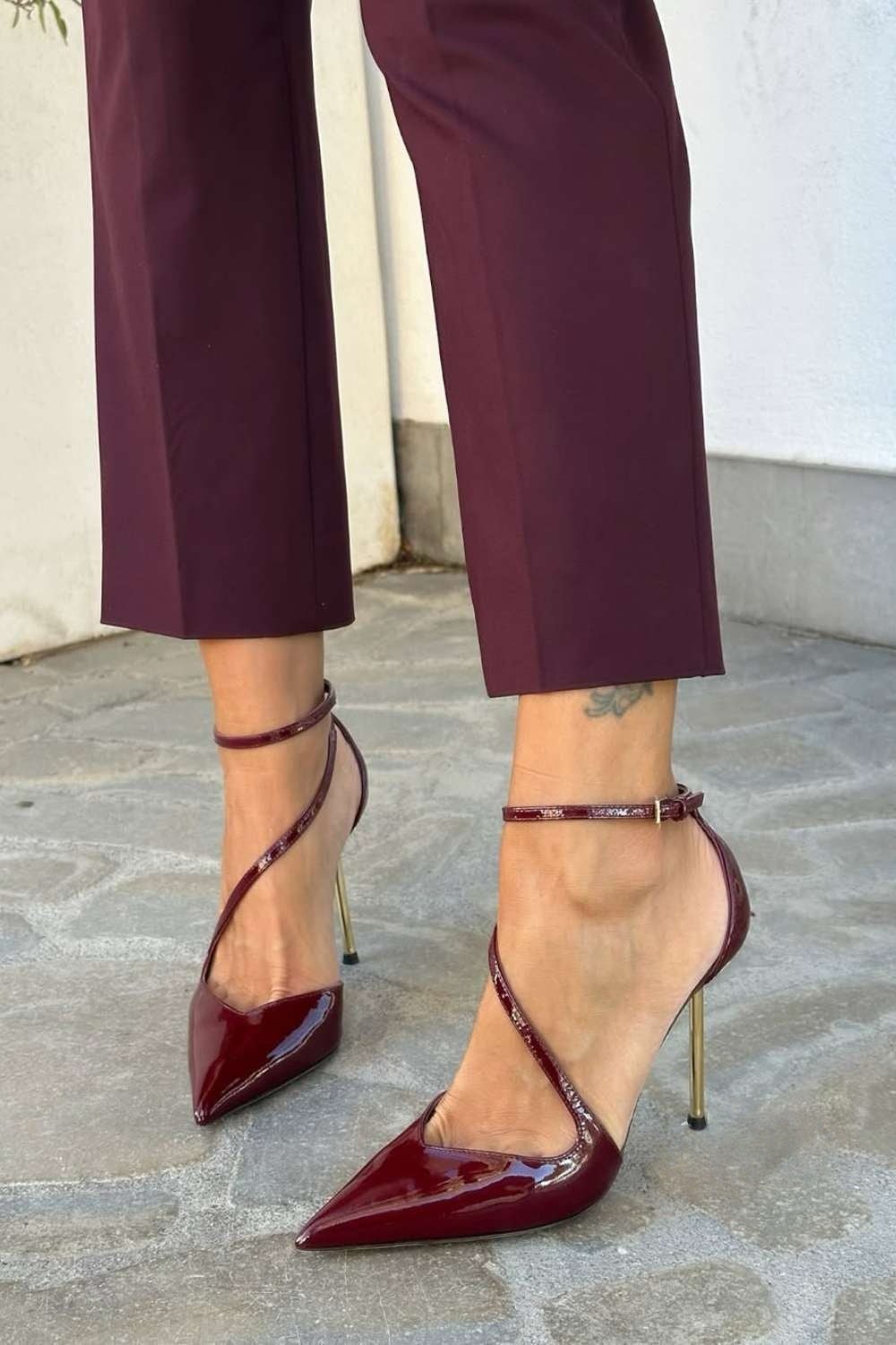 Talons aiguilles vernis Noir avec bride à la cheville