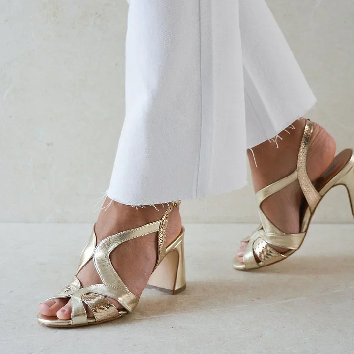 Talons larges cut-out peep toe brillants au design irrégulier