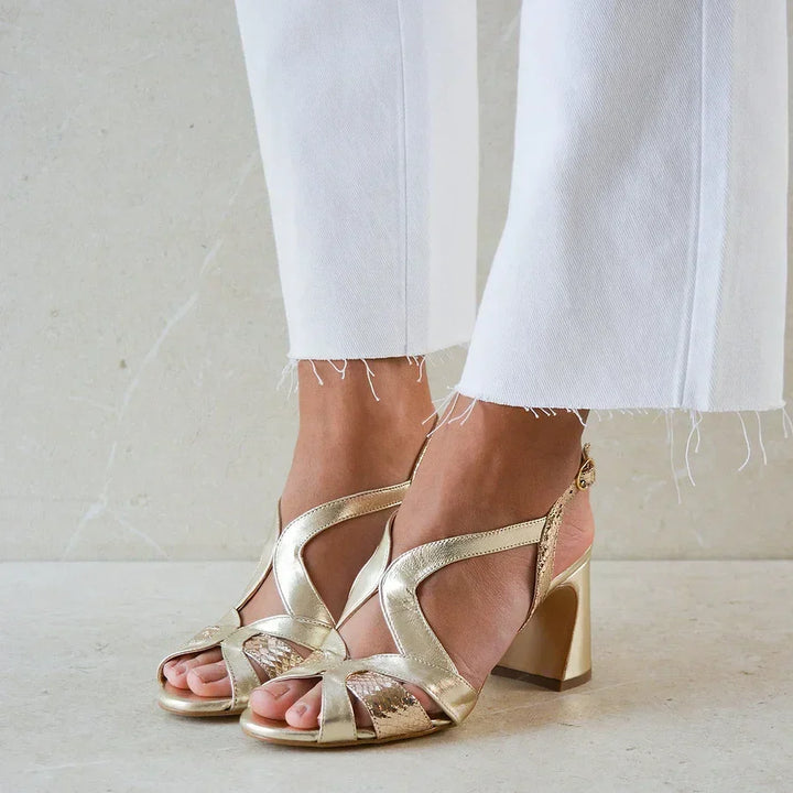 Talons larges cut-out peep toe brillants au design irrégulier