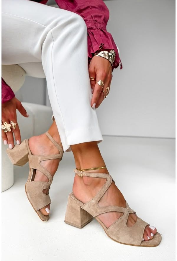 Talons carrés en suède beige avec bride à la cheville