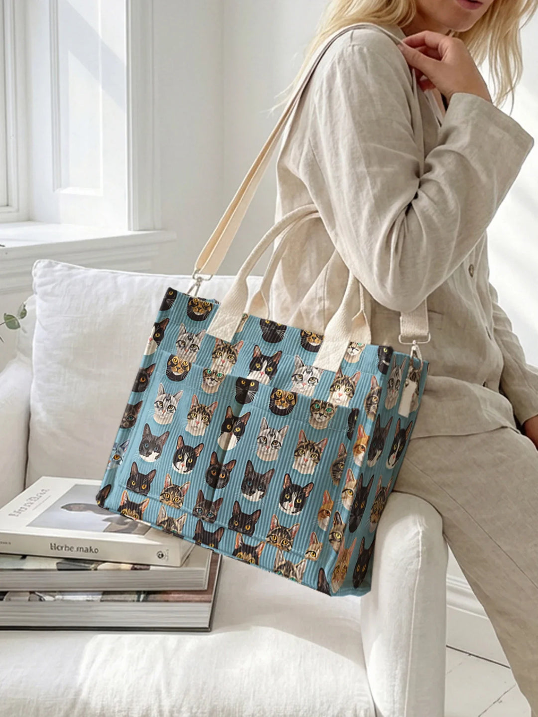 Nolène | Sac cabas en velours côtelé chats sur fond bleu