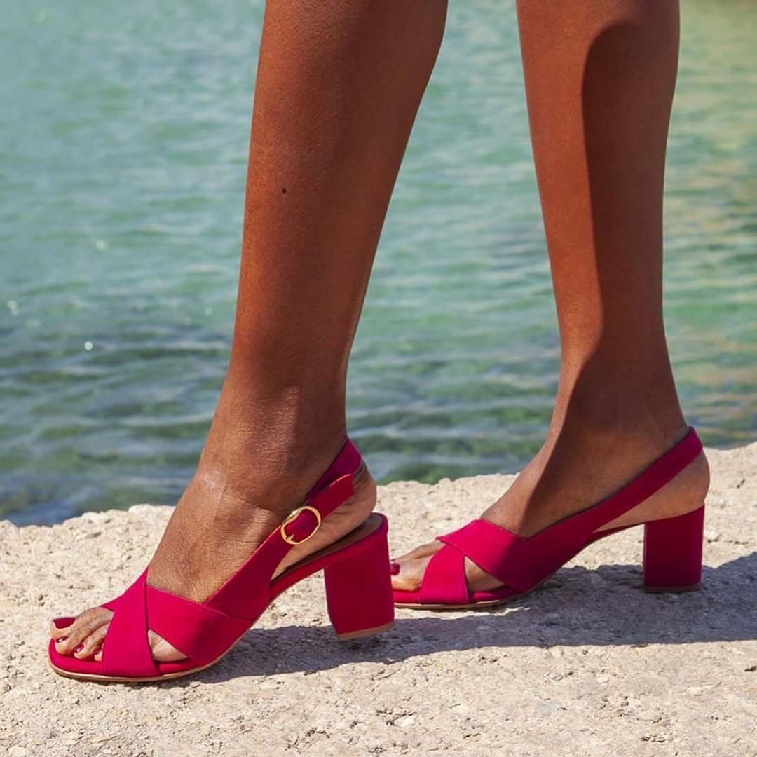 Sandales slingback en daim avec des brides croisées et un talon bloc
