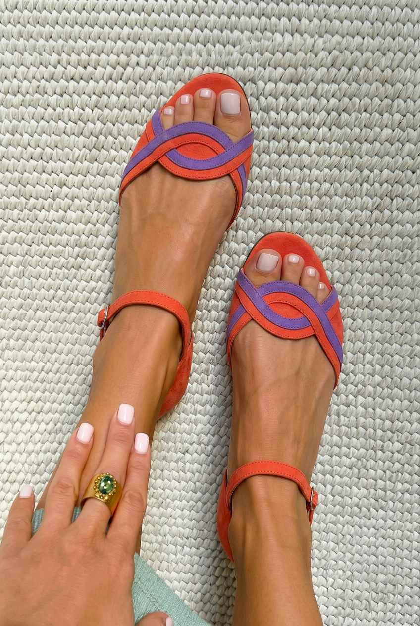 Sandales en daim basses à bout ouvert à enfiler avec bride de cheville