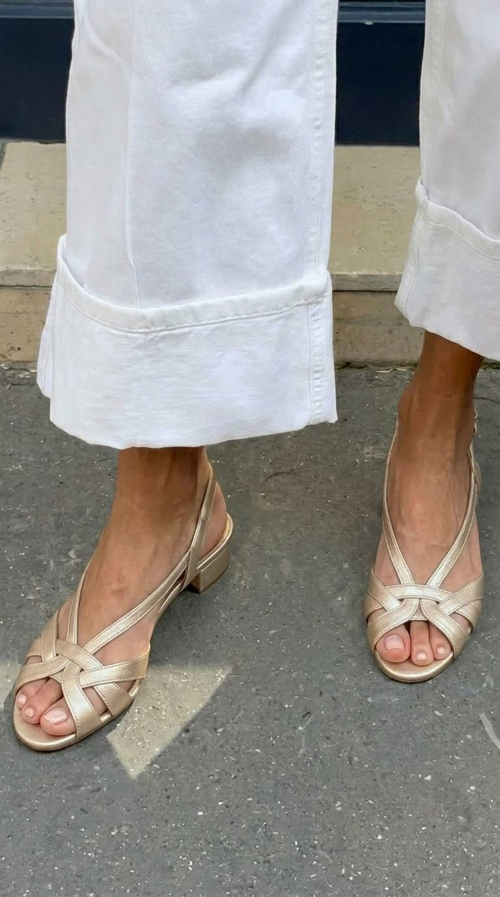 Sandales slingback Nude en cuir avec des brides croisées et un petit talon