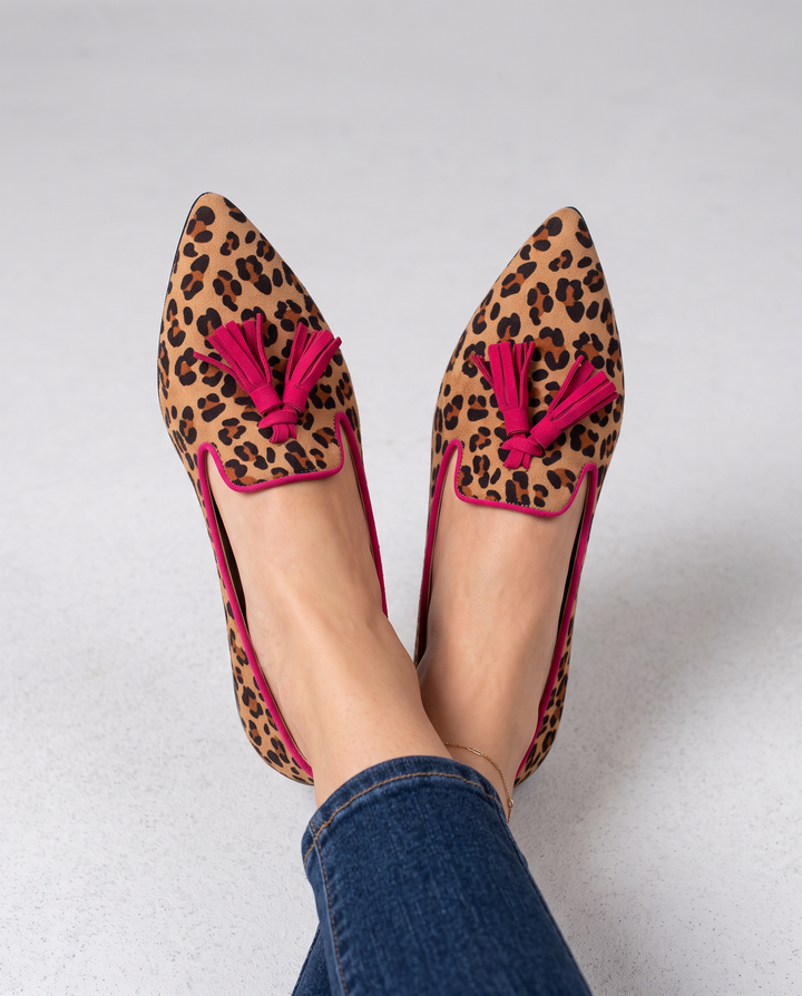 Gwendoline | Mocassins pointus léopard effet daim à pampilles fuchsia